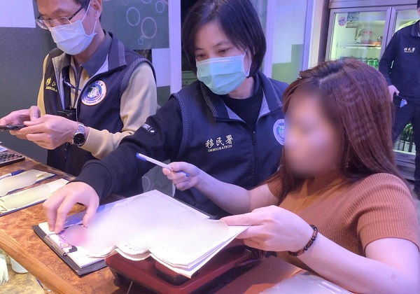 高雄小吃部驚藏密室　專勤隊埋伏查獲逾期外國人1
